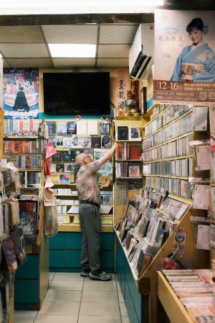 Huaxi Street, c’est la rue parfaite pour faire chauffer ta carte bancaire 💸

Animée toute la journée (et à son paroxysme pendant le night market éponyme), cette rue couverte de Taipei s’étend de Bangka Old Street au temple de Longshan et son entrée se fait sous un traditionnel portail chinois rouge. 

Les boutiques et stands y sont nombreux. Tu trouveras forcément ton bonheur. 😍

🫶 Notre coup de coeur : le magasin de musique Lung Fung Recording (龍鳳錄音帶唱片行) dans lequel on te conseille de fouiller. Tu risques de tomber sur des pépites vraiment old school.

📸 Oscar Tan - Flickr