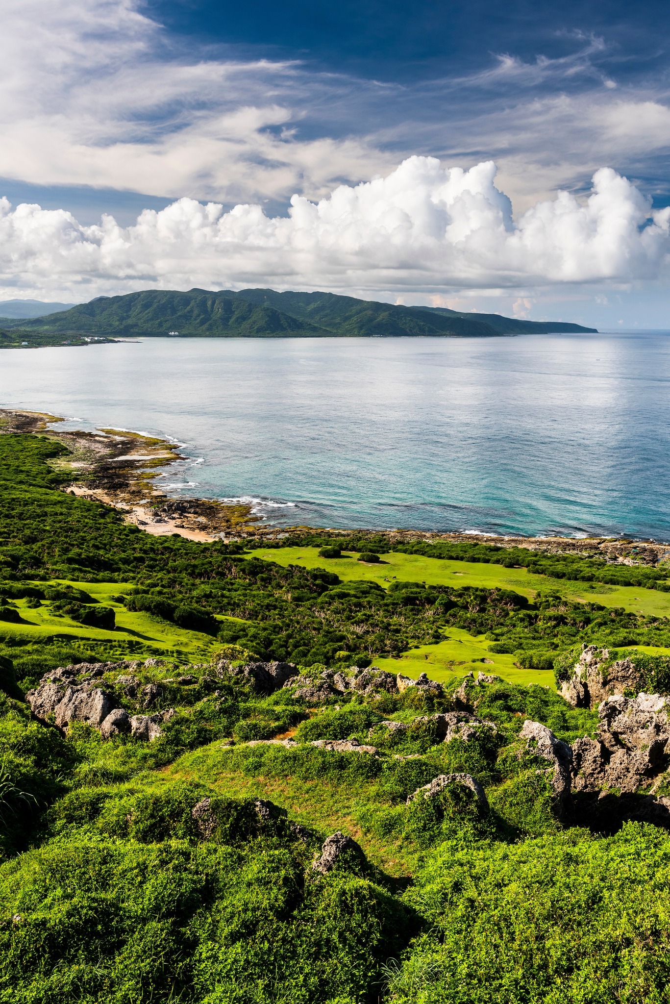 On a trouvé l’une des plus belles balades de Kenting 😎

Ce Parc national sudiste est réputé pour ses plages de sable fin de l’océan Pacifique et sa végétation tropicale. Et il y a un endroit en particulier qu’on te conseille vraiment d’explorer : Longpan Park.

Ici, les contrastes entre le vert de la prairie, le bleu turquoise de l’eau et le blanc immaculé des nuages qui couvrent parfois le ciel offrent un paysage contrasté plein de poésie. Un vrai décor de carte postale ! 💚💙🤍

ℹ️ Le spot et ses sentiers de randonnées sont accessibles en transports en commun. Tu peux emprunter la ligne de bus 8249 depuis Hengchun et descendre à l’arrêt Longpan Park. Tout simplement. 👌

📸 BINGJHEN - Adobe Stock