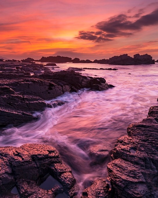 W comme Waiao beach 🌊

Il y a tellement de plages à Taïwan (normal, c’est une île) que tu trouveras forcément ton bonheur. Waiao figure dans notre top des plus belles plages proches de Taipei. C’est le spot parfait pour se détendre une après-midi ou s’essayer au surf. 🏄

Niché à 2h de Taipei, à Yilan, c’est le spot parfait pour t’organiser une session surf avec ton/ta crush. Tu peux louer le matériel sur place à @blueoceansurftaiwan par exemple et manger dans l’un des restaurants installés sur la plage. 🤙

ℹ️ Pour t’y rendre, prends le train depuis Taipei Main Station jusqu’à Yilan puis le bus jusqu’à Waiao Beach.

📸 grant1980:) - Flickr