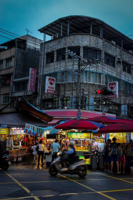 3 idées d’activités à faire pour découvrir Sanchong district 👇

🚲 Louer un vélo et pédaler le long de Xi Fu Water Park

😍 Admirer l’architecture du temple Xian Se

😋 Tester des recettes locales au Sanchong Sanhe night market

ℹ️ Ce district discret de New Taipei City est niché de l’autre côté de la rivière Tamsui, en face de Taipei. Tu peux t’y rendre en empruntant la ligne de bus 14 depuis Taipei Main Station (Zhongxiao) et en descendant à l’arrêt Sanchong Revenue Branch. 

📸 Chris Heron - Flickr