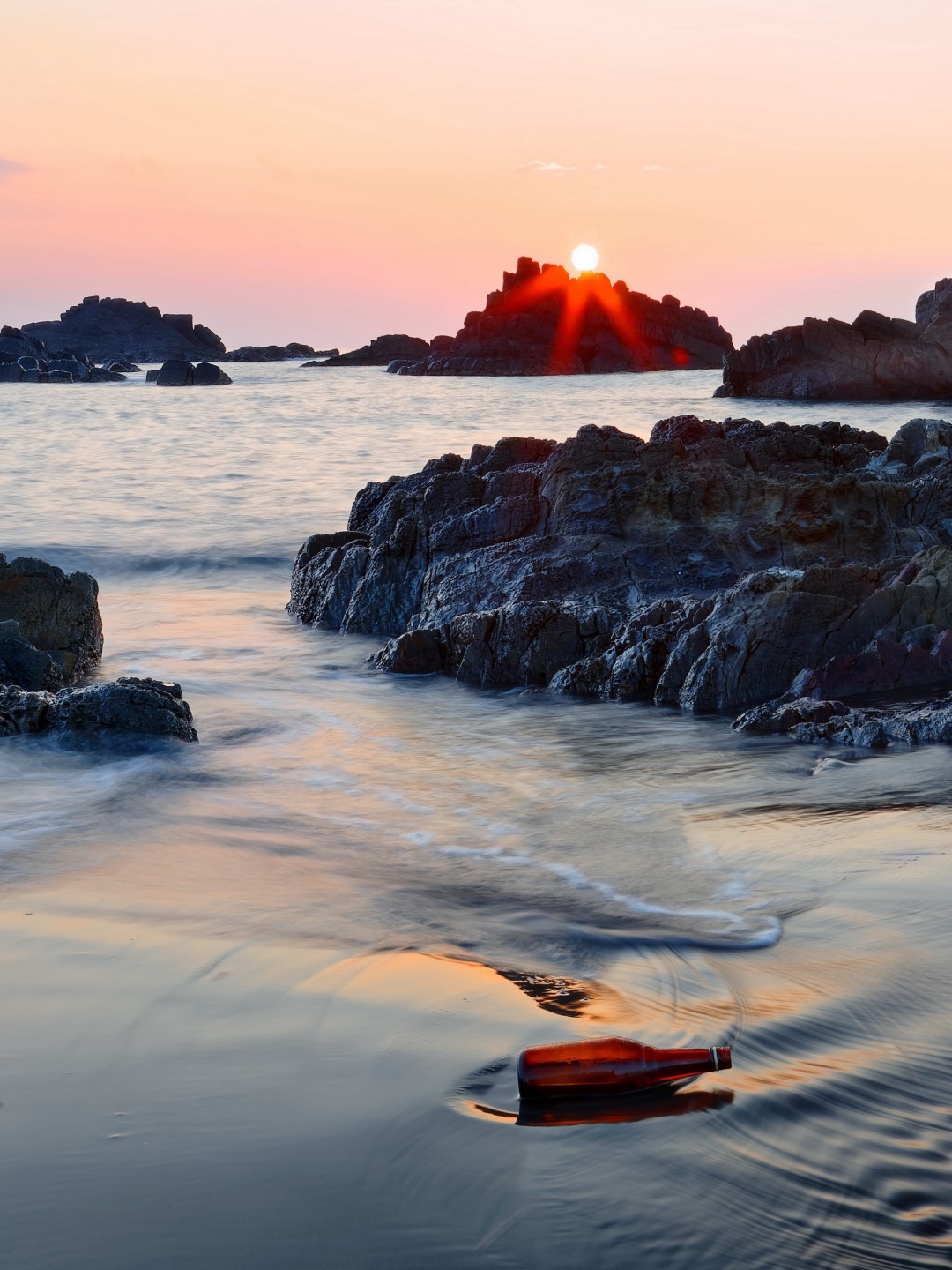Y comme Yilan 😎

Yilan, c’est un comté du nord-est de Taïwan réputé pour ses côtes et ses montagnes. L’endroit idéal pour un date pendant lequel on te met au défi de t’ennuyer.

Si on devait te conseiller les 4 incontournables à faire, ce serait 👇

1️⃣ Du surf sur la plage de sable volcanique noir de Wai’ao (ou simplement chill sur ta serviette en regardant les autres faire 😂)

2️⃣ Une randonnée à Guisan Island, accessible en ferry depuis Wushih Harbor. Tu auras peut-être la chance d’apercevoir des baleines et dauphins pendant la traversée.

3️⃣ La visite du Centre national des Arts Traditionnels qui abrite tous les styles artistiques qui ont façonné l’histoire de Taïwan

4️⃣ Un plouf dans les sources chaudes de Jiaoxi parce que se détendre après une journée chargée, c’est important.

📸 AaronPlayStation - Adobe Stock
