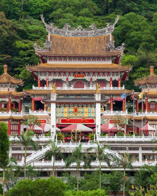 Z comme Zhinan Temple 💚

C’est au pied de la montagne Zhishan, discrètement lové au milieu de la végétation, que le temple de Zhinan se dresse depuis 1891. Plus de deux siècles d’existence et pas une ride ! 😎

On te conseille d’ailleurs de prendre le temps d’admirer les détails de son architecture. Elle vaut vraiment le détour. 😍 

ℹ️ Pour t’y rendre, grimpe à bord de Maokong Gondola et descends à l’arrêt Zhinan Temple.

📸 H-AB Photography