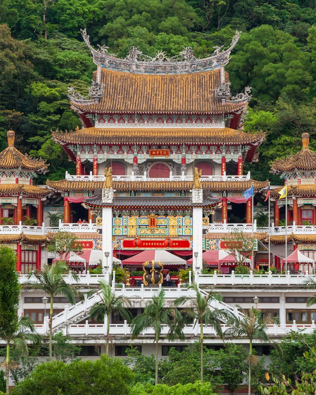 Z comme Zhinan Temple 💚

C’est au pied de la montagne Zhishan, discrètement lové au milieu de la végétation, que le temple de Zhinan se dresse depuis 1891. Plus de deux siècles d’existence et pas une ride ! 😎

On te conseille d’ailleurs de prendre le temps d’admirer les détails de son architecture. Elle vaut vraiment le détour. 😍 

ℹ️ Pour t’y rendre, grimpe à bord de Maokong Gondola et descends à l’arrêt Zhinan Temple.

📸 H-AB Photography