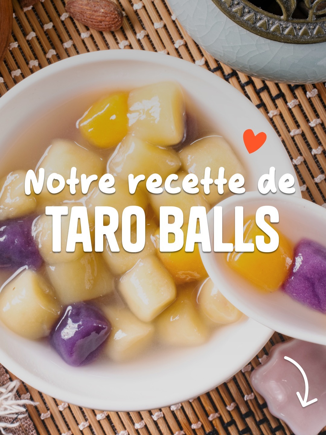 T’as déjà goûté les taro balls pendant tes déambulations gourmandes dans nos nights market ? 😎

C’est un dessert qu’on trouve partout à Taïwan, constitué de boulettes de taro et/ou de patates douces, parfois accompagnées de gelée d’herbe. Une texture particulière qu’il faut essayer au moins une fois. Si tu n’as pas prévu de venir nous voir cette année, on te partage une recette pour 2 personnes pour les préparer chez toi. 😋

Ingrédients pour les boulettes de taro :
🔸 200 g de taro pelé 
🔸 70 à 90 g de fécule de patate douce (plus tu mets de farine, plus leur texture sera élastique)
🔸 3 cuillères à soupe de sucre
🔸 eau

Ingrédients pour les boulettes de patate douce :
🔸 100 g de patate douce pelée
🔸 1 cuillère à soupe de sucre
🔸 eau

Ingrédients pour le bouillon :
🔸 2 tranches de gingembre
🔸 1 L d’eau
🔸 1 cuillère à soupe de cassonade

Les étapes
🔸 Coupe les patates douces et le taro en petits cubes, et fais-les cuire à la vapeur à feu vif pendant 20 à 30 minutes, jusqu'à ce qu'ils soient tendres.
🔸 Écrase bien le taro d’un côté et la patate douce de l’autre, et incorpore le sucre pendant qu’ils sont encore chaud. 
🔸 Ajoute la fécule de patate douce dans la préparation au taro. 
🔸 Pétris les deux préparations pour former une boule souple, en ajoutant de l'eau si nécessaire. 
🔸 Ajoute de la farine si la pâte est trop humide et de l'eau si elle est trop sèche. 
🔸 Divise ensuite les deux pâtes en 4 portions égales et façonne chaque portion en un long boudin fin (environ 1,5 cm de diamètre). 
🔸 Coupe-les ensuite en petits dés. Saupoudre-les de fécule de maïs ou de patate douce pour éviter qu'ils ne collent.
🔸 Porte une casserole d'eau à ébullition, et plonge-y délicatement les boules de taro et de patate douce. Ajoute 2 cuillères à soupe d'eau 🔸 froide lorsqu'elles remontent à la surface. Poursuit la cuisson pendant 2 à 3 minutes.
🔸 Pendant ce temps, ajoute 2 tranches de gingembre et 1 morceau de sucre roux. Portez à nouveau à ébullition.
🔸 Verse le sirop dans un saladier,  égoutte les boules une fois cuites et ajoute-les dans ton saladier.

📸 lcc54613