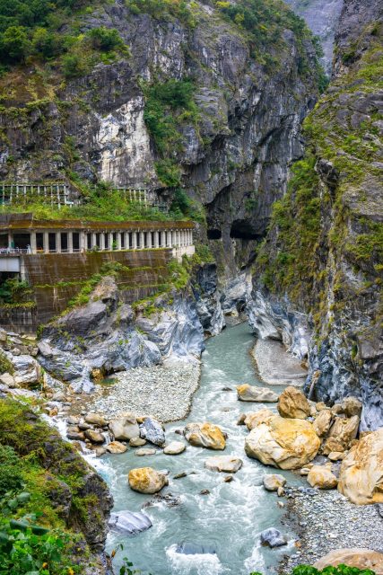 Tu savais qu’une partie de Taroko était accessible ? 😌

Le Parc national a subi plusieurs typhons et séismes et certaines portions sont encore en cours de reconstruction. MAIS une partie des sentiers de randonnée est ouverte. 😍

Voici la liste des sentiers partiellement ouverts :
📍 Lushui Trail 
📍 Chongde Trail
📍 Dali Trail
📍 Lushui Wenshan Trail

Et celle des sentiers entièrement ouverts : 
📍 Dekalun Trail
📍 Tabiduo Trail
📍 Dali Datong Trail
📍 Xiaoqilai Trail
📍 Hehuan Mountain Trail
📍 Hehuan North Peak Trail
📍 Mount Shimen Trail
📍 Mount Yangtou
📍 Mount Shuan
📍 Hehuan West Peak Trail
📍 Tianluan Pond
📍 Mount Bilu Trail
📍 Mount Bilu & Mount Yangtou Trek
📍 Mount Pingfeng Trail
📍 Mount Qingshui Trail
📍 Mount Shuan Lingming
📍 Mount Nanhu
📍 Qilai South Peak
📍 Qilai Est Peak - Yanhai Logging Road
📍Mount Jhongyangjian

📸 Keitma - Adobe Stock