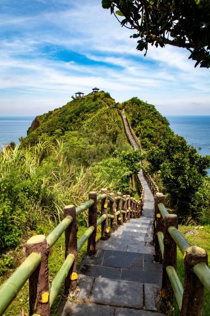 Surnom, localisation, transport, activités : petit tour des îles de Taïwan 🏝️

1️⃣ Ludao (Green Island)
📍 Localisation : petite île volcanique de l’océan Pacifique à 30 km à l’est de Taitung
⛴️ Pour y aller : en ferry depuis Fugang Fishery Harbor (Taitung) jusqu’à Nanliao Harbor (Green Island). Le trajet dure 60 minutes.
🥾 Activités : Ludao Lighthouse, Little Great Wall, Chaikou Snorkeling Area, Wangong Cave

2️⃣ Lanyu (Orchid Island)
📍 Localisation : petite île volcanique au large de la côte sud-est de Taïwan
⛴️ Pour y aller : en ferry depuis Fugang Fishery Harbor (Taitung) jusqu’à Kaiyuan Harbor (Orchid Island), le trajet dure 2h ou depuis Houbihu Harbor (Kenting) en 3h
🥾 Activités : Lover’s Cave, snorkeling, plongée sous-marine, randonnée sur la montagne Hongtou, observation des étoiles à la Weather Station

3️⃣ Xiao Liuqiu (Lambai Island)
📍 Localisation : au large de la côte sud-ouest
⛴️ Pour y aller : en ferry depuis Donggang Port jusqu’à Baisha ou Dafu Port (Lambai Island)
🥾 Activités : balade à vélo, Lobster Cave, Vase Rock, Beauty Cave, Zhongao Beach

📸 mattei - Adobe Stock