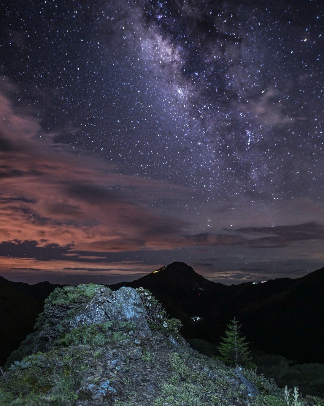 Toutes les infos qu’il te faut pour préparer ton ascension de Hehuanshan East Peak à Taïwan 👇

Hehuanshan East Peak est une montagne qui culmine à 3 421 mètres d’altitude, à la frontière entre les comtés de Nantou et Hualien. C’est le deuxième sommet le plus haut du massif de Hehuanshan et l’un des sommets les plus accessibles des Baiyue, nos célèbres 100 peaks à plus de 3 000 mètres d’altitude. ⛰️

As-tu besoin d’un permis de randonnée ? Et bien non ! Le sentier de randonnée ne nécessite pas de demande de permis pour y accéder.

🥾 Distance : 2,2 km (aller-retour)
⌛ Durée : 1 à 2 heures pour atteindre le sommet selon ton rythme
📈 Dénivelé : 300 m
🌱 Difficulté : modérée, il y a un escalier continu à grimper

📸 weniliou - Adobe Stock
